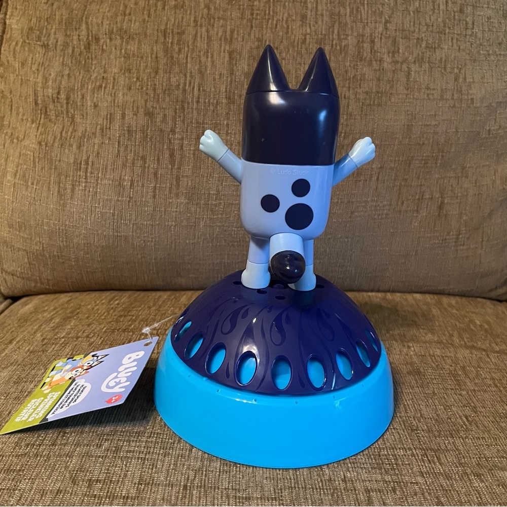 Bluey Spinning Sprinkler NWT - Picture 3 of 13